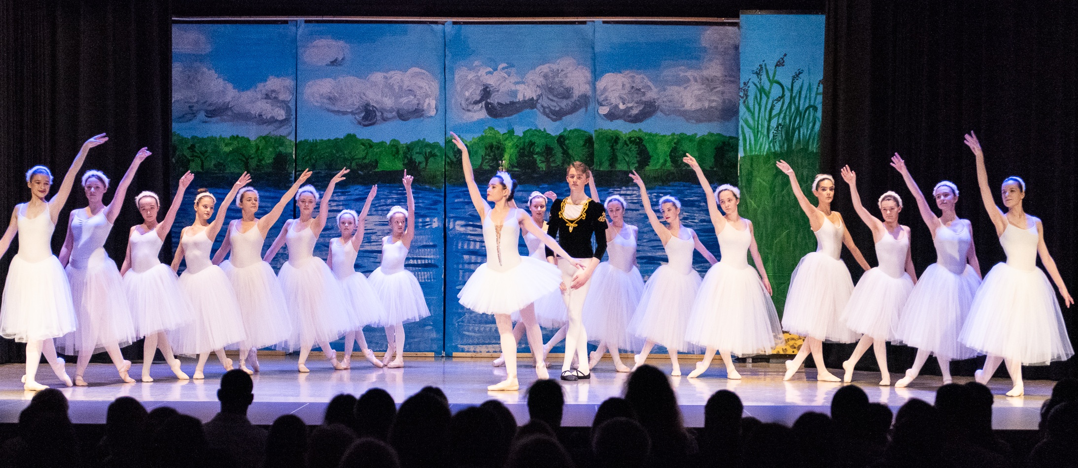 Jugendliche beim klassischen Ballettunterricht in Neu-Anspach