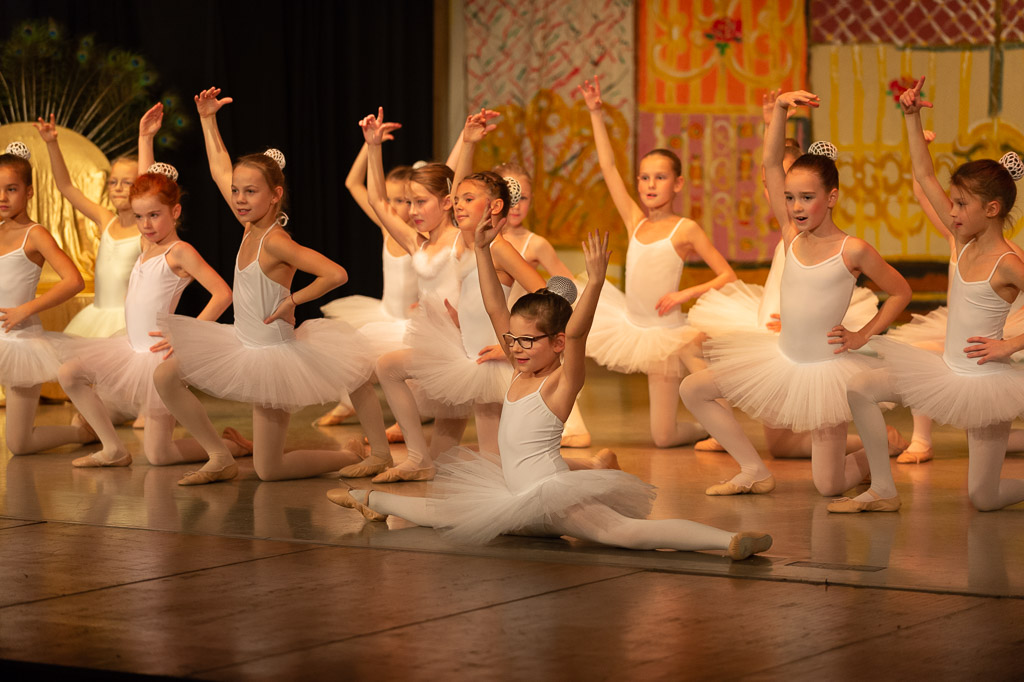 Kinder beim Ballettunterricht in Neu-Anspach