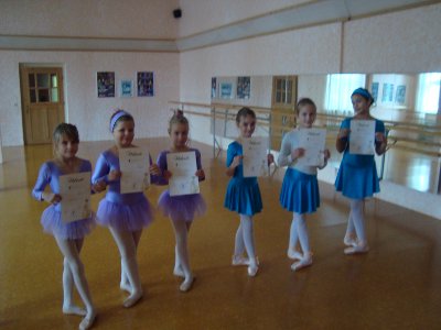 Angehende Ballerinas nach ihrer Ballettprüfung in Neu-Anspach